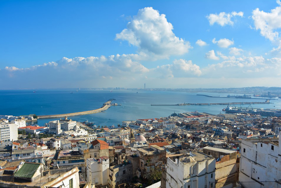 Une ville en pente, plusieurs siècles d’histoire et la Méditerranée pour horizon.