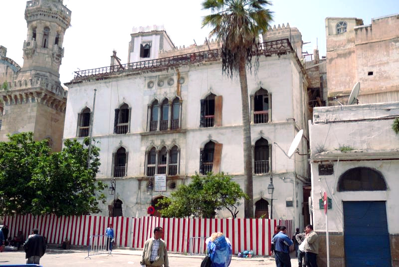 Face à Ketchaoua, une demeure palatiale conserve la mémoire de l’ancien centre politique d’Alger.