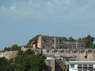 un monument dominant la Haute Casbah et la baie.