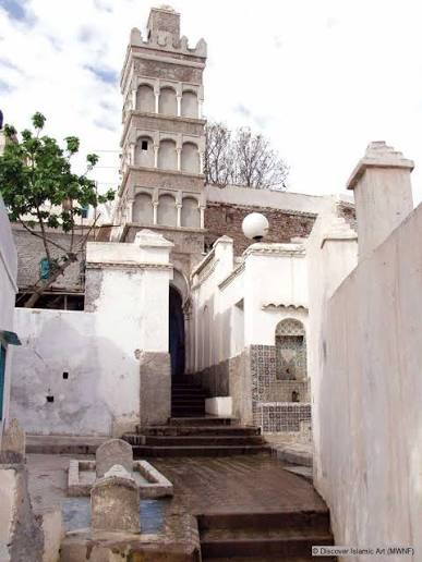 un monument dominant la Haute Casbah et la baie.