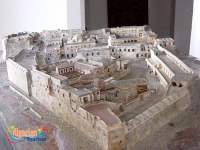 palais, mosquées, hammams et dépendances réunis derrière les remparts.